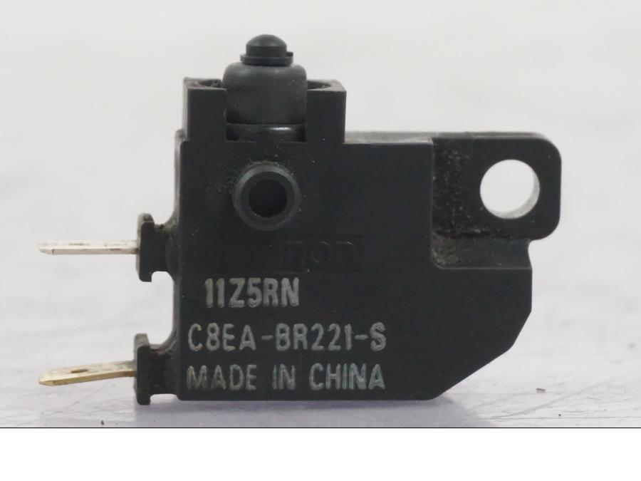 Vänster sida på Bromsljuskontakt från en Yamaha MT-09 -2016 motorcykel.