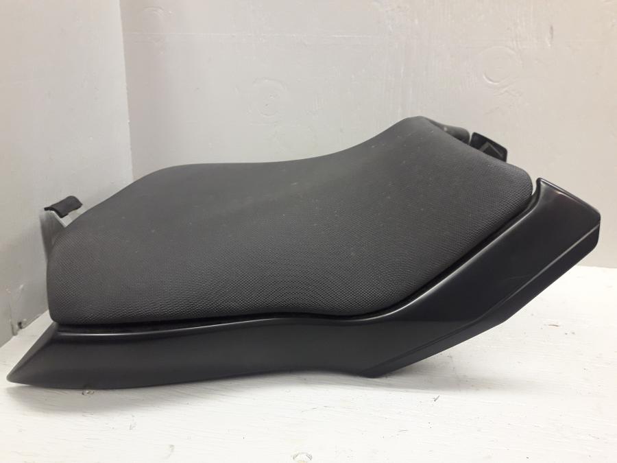 Vänster sida på Sadel från en Kawasaki ER-6N -2015 motorcykel.