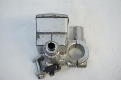 Snett uppifrån på Bromshuvudcylinder från en Kawasaki VN 900 -2006 motorcykel.