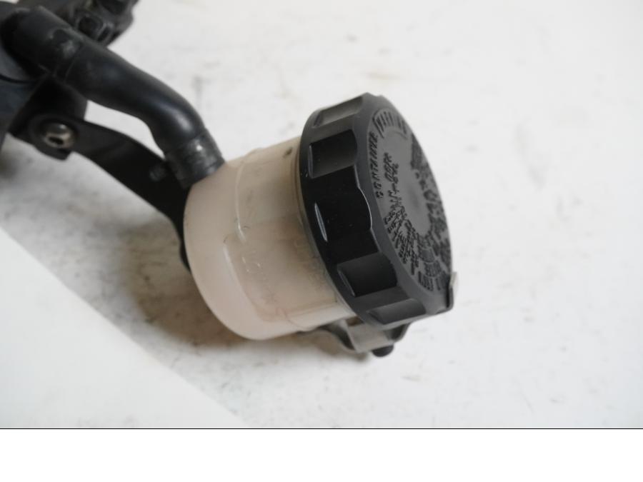 Höger sida på Bromshuvudcylinder från en Kawasaki ZX-10R -2012 motorcykel.