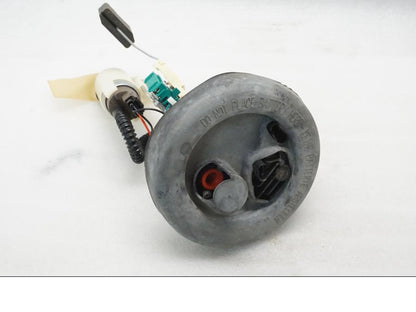 Baksidan på Bensinpump insprut från en BMW F 800 R -2011 motorcykel.