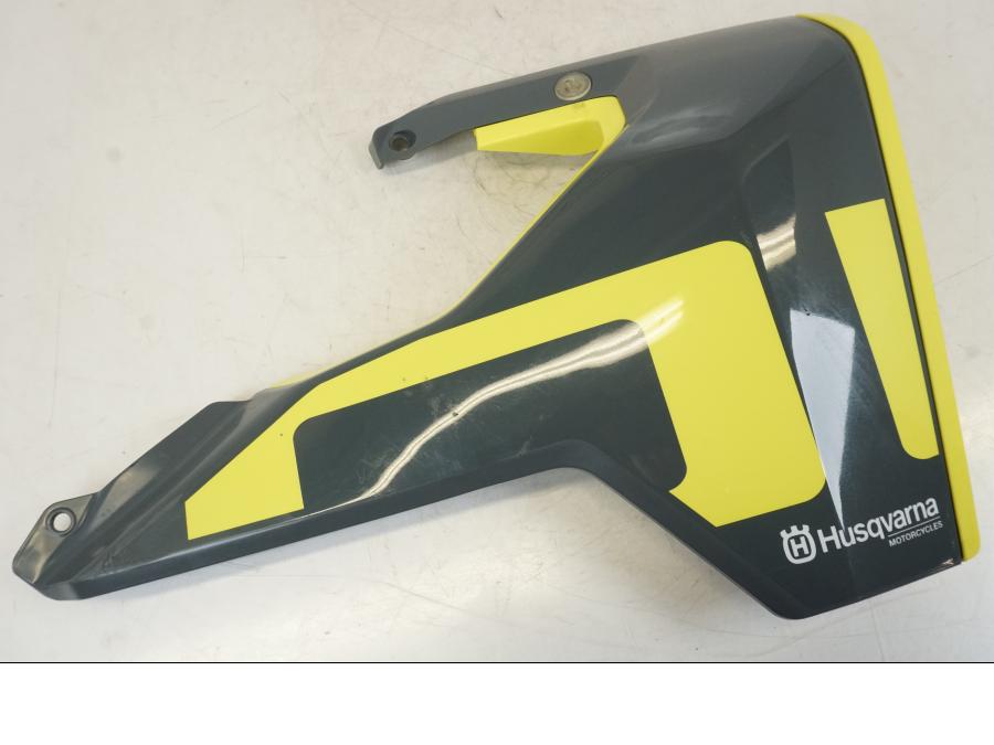 Framsidan på Kylarvinge från en Husqvarna 701 Supermoto -2020 motorcykel.