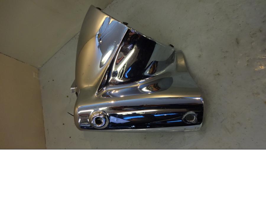 Vänster sida på Strålkastarhus från en H-D Touring Road King Custom FLHRSI -2004 motorcykel.