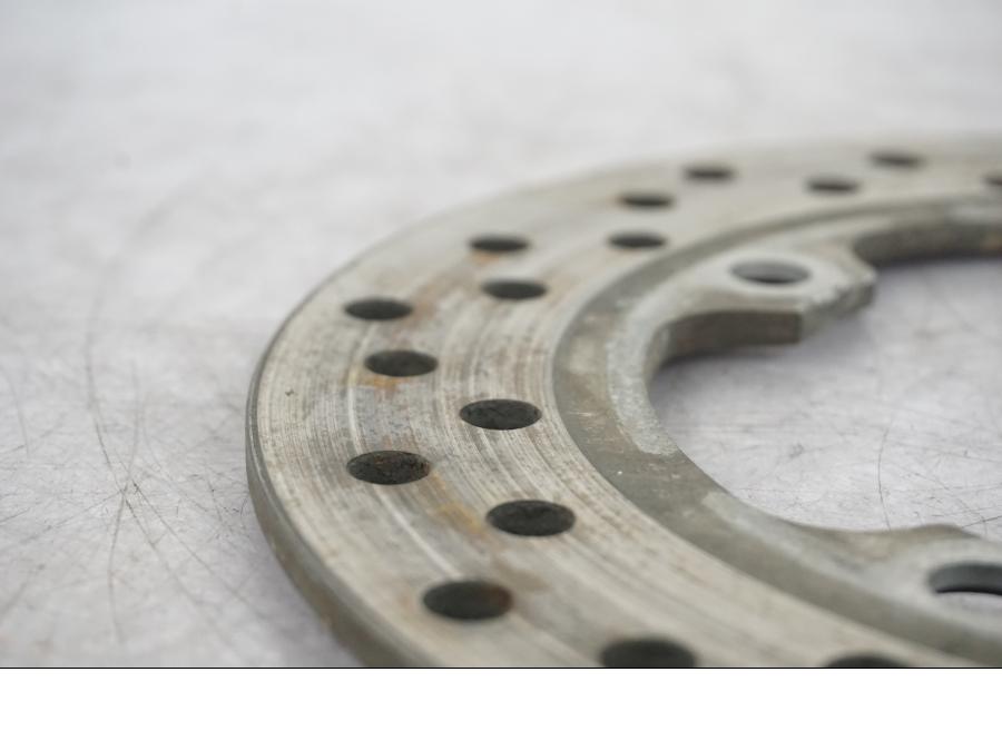 Höger sida på Bromsskiva från en Honda CBR 600 -2002 motorcykel.