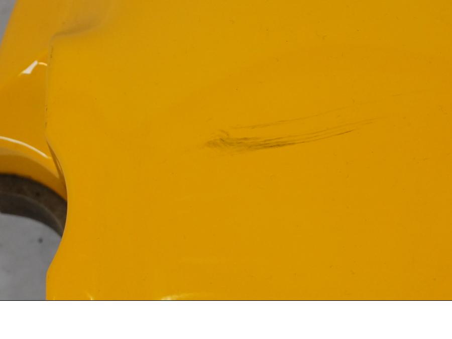 Snett nerifrån på Framskärm från en Suzuki SV 650 -1999 motorcykel.