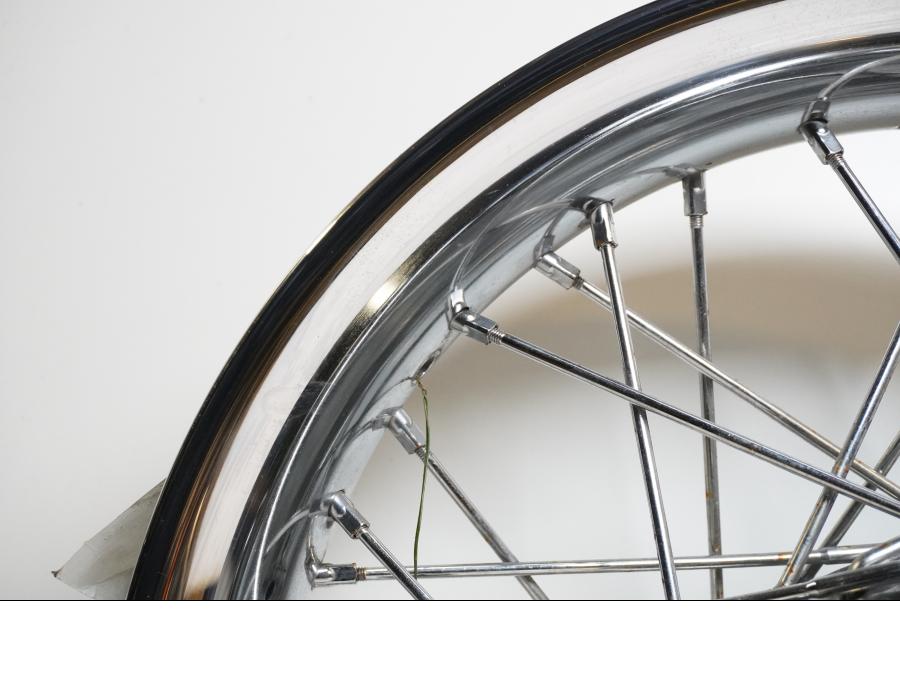 Snett nerifrån på Fälg från en H-D Touring Road King FLHRC -2016 motorcykel.