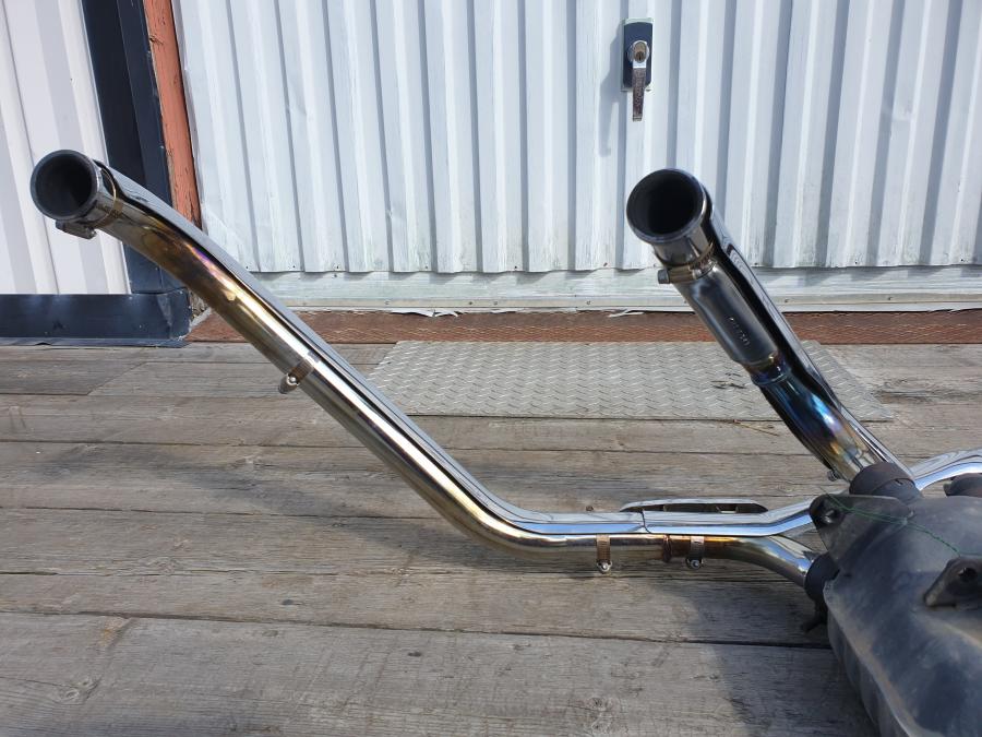 Snett uppifrån på Avgassystem från en Kawasaki VN 1500 Classic Tourer -2001 motorcykel.