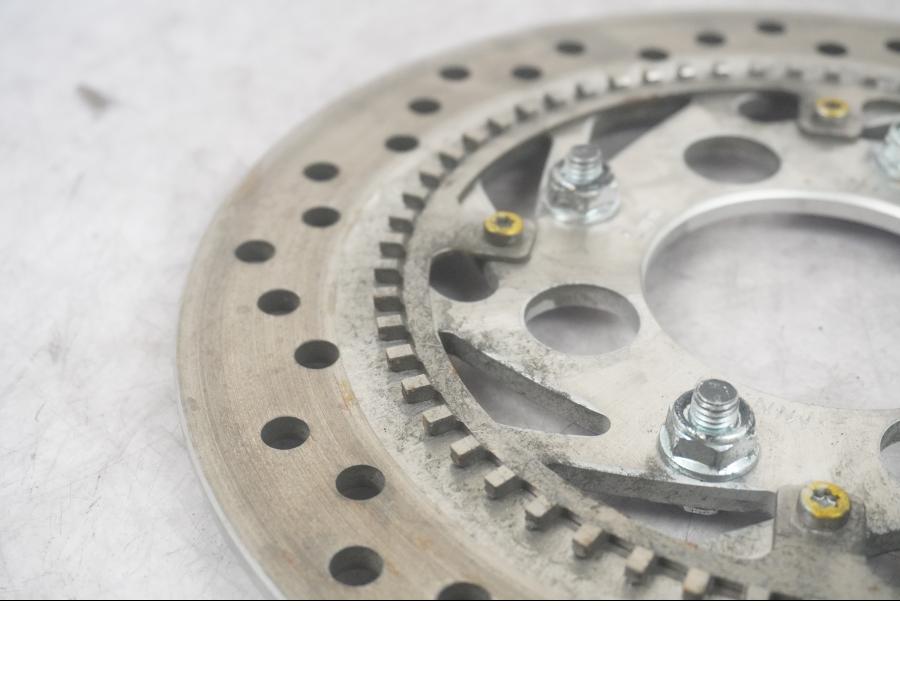 Baksidan på Bromsskiva från en Honda VFR 800 -2008 motorcykel.