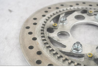 Baksidan på Bromsskiva från en Honda VFR 800 -2008 motorcykel.