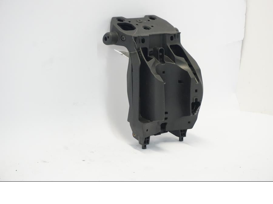 Baksidan på Strålkastarfäste från en KTM 790 Duke -2018 motorcykel.