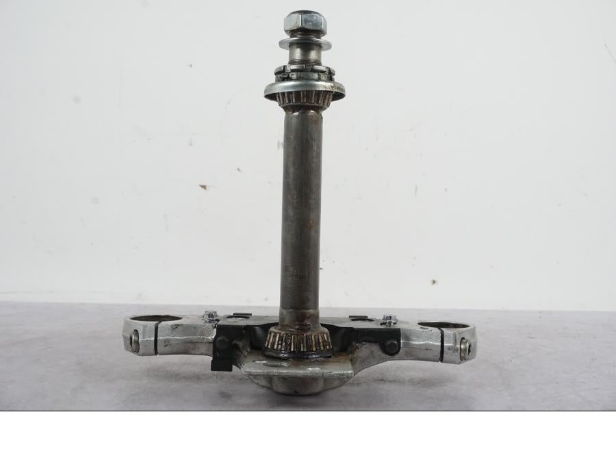 Framsidan på Gaffelkrona från en Honda VT 750 C4 Shadow -2004 motorcykel.