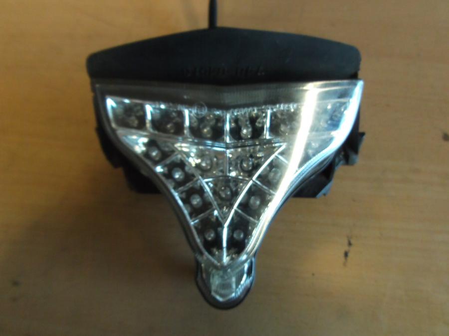 Framsidan på <p>Baklampa från Yamaha YZF 1000 R1 2010.</p>

<p>Eftermarknad med integrerade blinkers, ST-5090.</p> motorcykel.