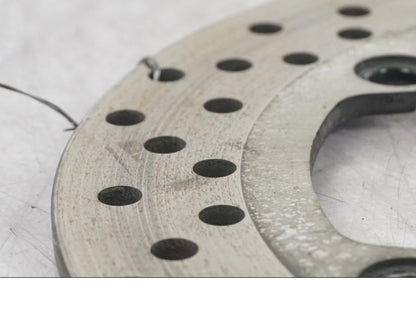 Höger sida på Bromsskiva från en Yamaha MT-09 -2016 motorcykel.