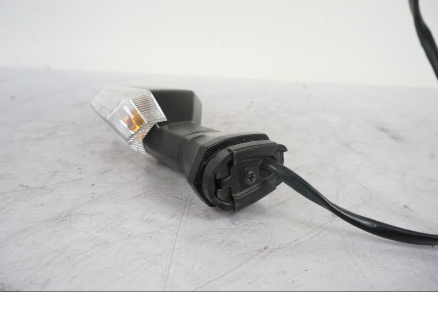 Snett nerifrån på Blinkers från en Kawasaki Z 800 -2014 motorcykel.