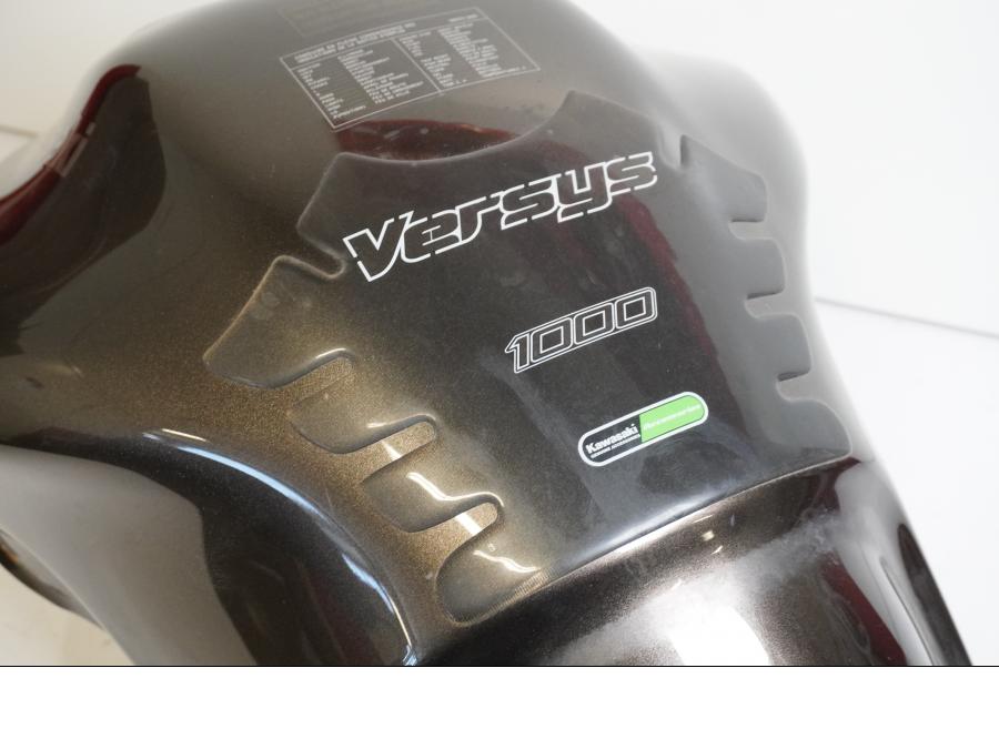 Snett uppifrån på Bensintank från en Kawasaki Versys 1000 -2012 motorcykel.