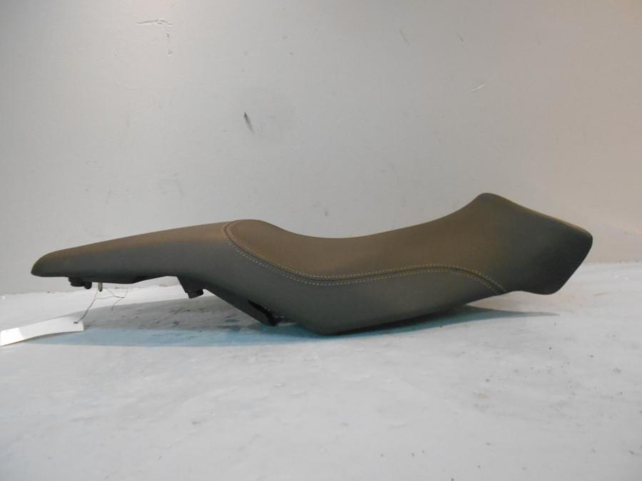 Snett uppifrån på Sadel från en Yamaha MT-07 Tracer -2019 motorcykel.