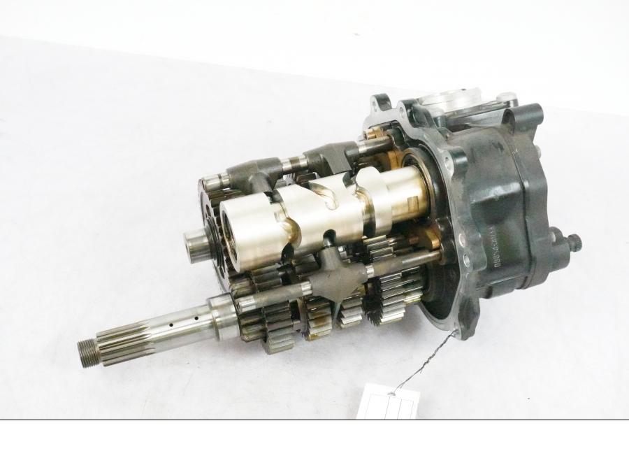 Snett nerifrån på Växellåda från en BMW K 1200 S -2005 motorcykel.