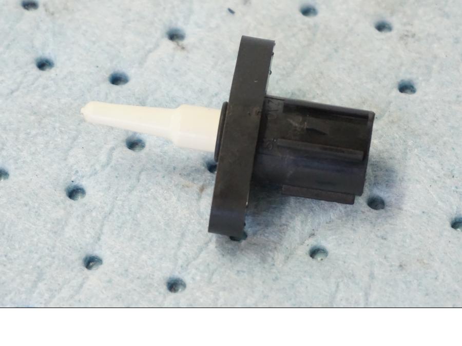 Baksidan på Luftburksensor från en Suzuki GSX-R 1000 -2008 motorcykel.