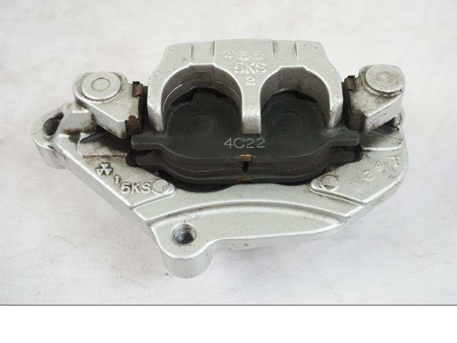 Snett nerifrån på Bromsok från en Yamaha XVS 1100 -2004 motorcykel.