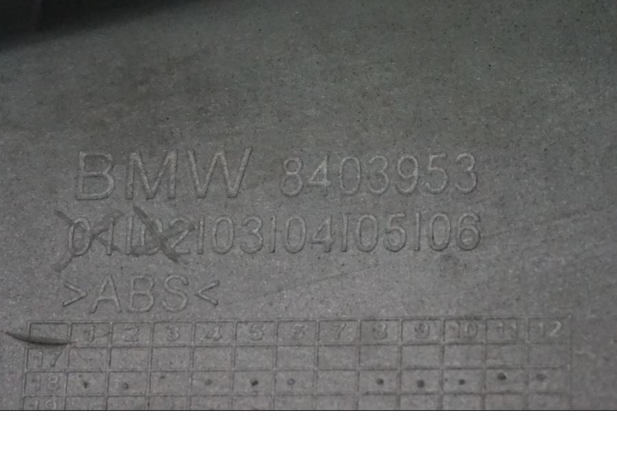 Vänster sida på Motorkåpa från en BMW C400 -2019 motorcykel.