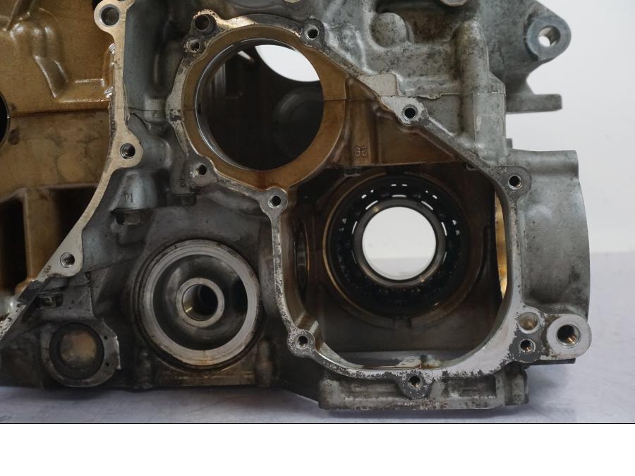 Snett nerifrån på Motorblock från en Yamaha FJR 1300 -2005 motorcykel.