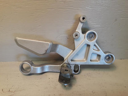 Framsidan på Fotpinnefäste från en Yamaha MT 125 -2017 motorcykel.