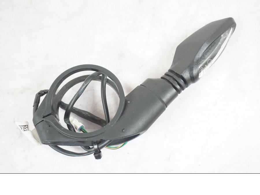 Snett nerifrån på Blinkers LED från en KTM 1290 Super Duke R -2022 motorcykel.