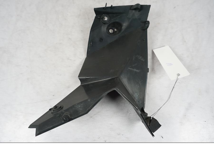 Snett uppifrån på Strålkastarfäste från en KTM 690 SM R -2009 motorcykel.