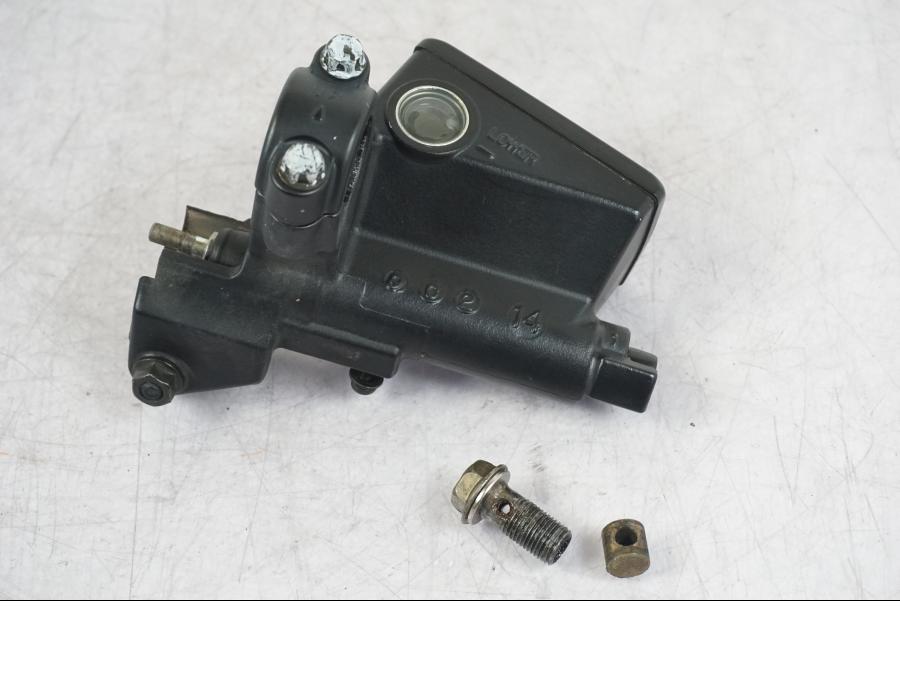 Framsidan på Kopplingshuvudcylinder från en Suzuki GSX 1300 RX -1999 motorcykel.