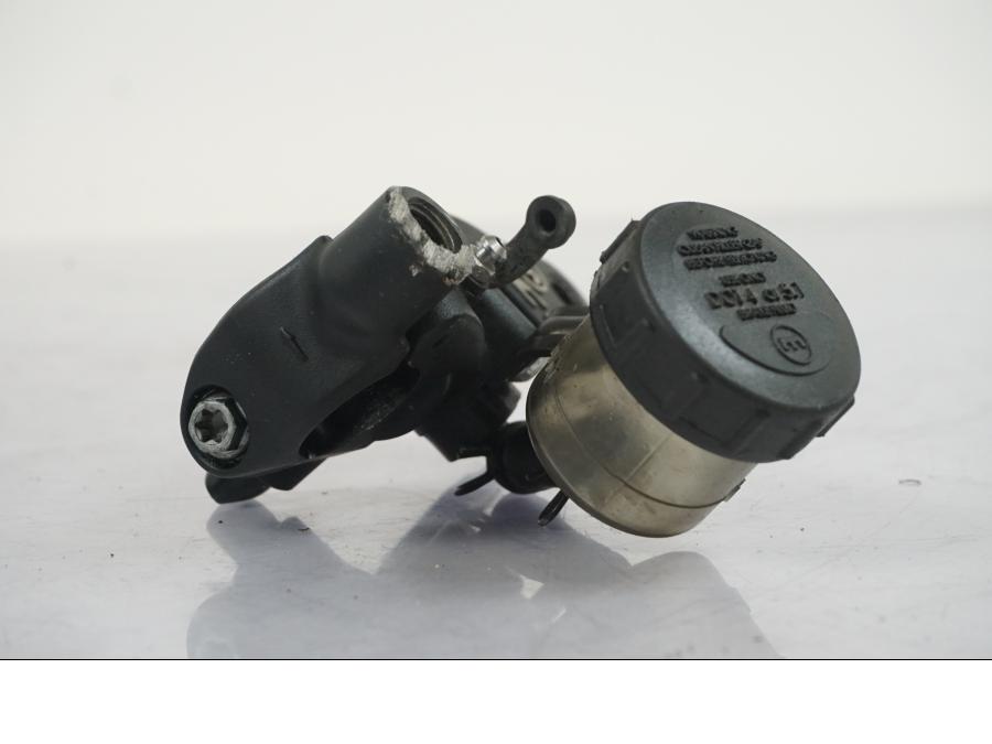 Snett uppifrån på Kopplingshuvudcylinder från en KTM 1290 Super Duke R -2018 motorcykel.