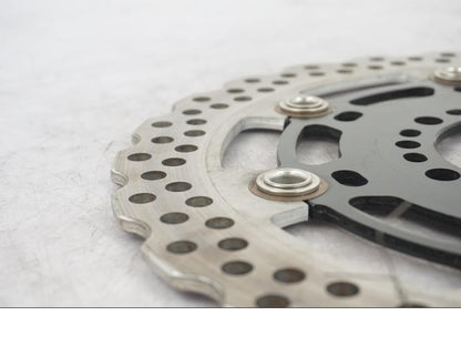 Baksidan på Bromsskiva från en Kawasaki Versys 1000 -2016 motorcykel.