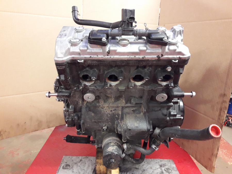 Höger sida på Motor från en Suzuki GSX-S 1000 -2018 motorcykel.