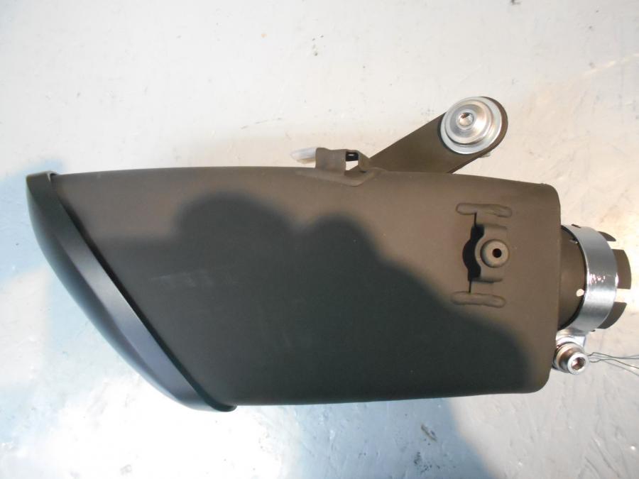 Framsidan på Ljuddämpare från en Suzuki GSX-S 1000 -2015 motorcykel.