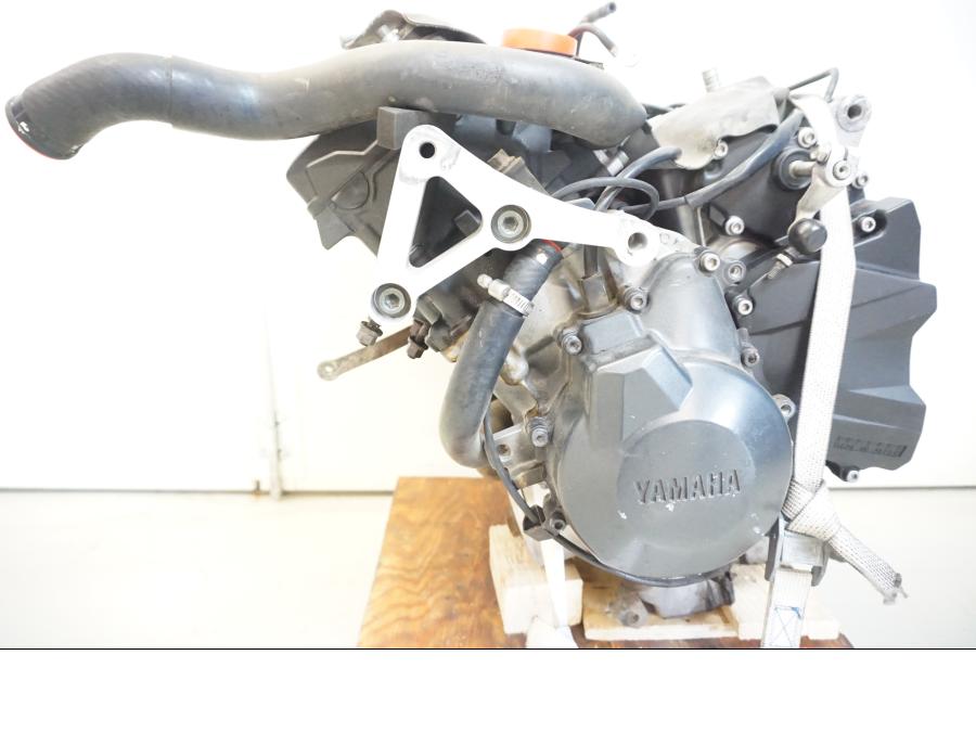 Framsidan på Motor från en Yamaha YZF R6 -2006 motorcykel.