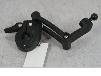 Framsidan på GPS/Mobilhållare från en Suzuki VZ 800 -2000 motorcykel.