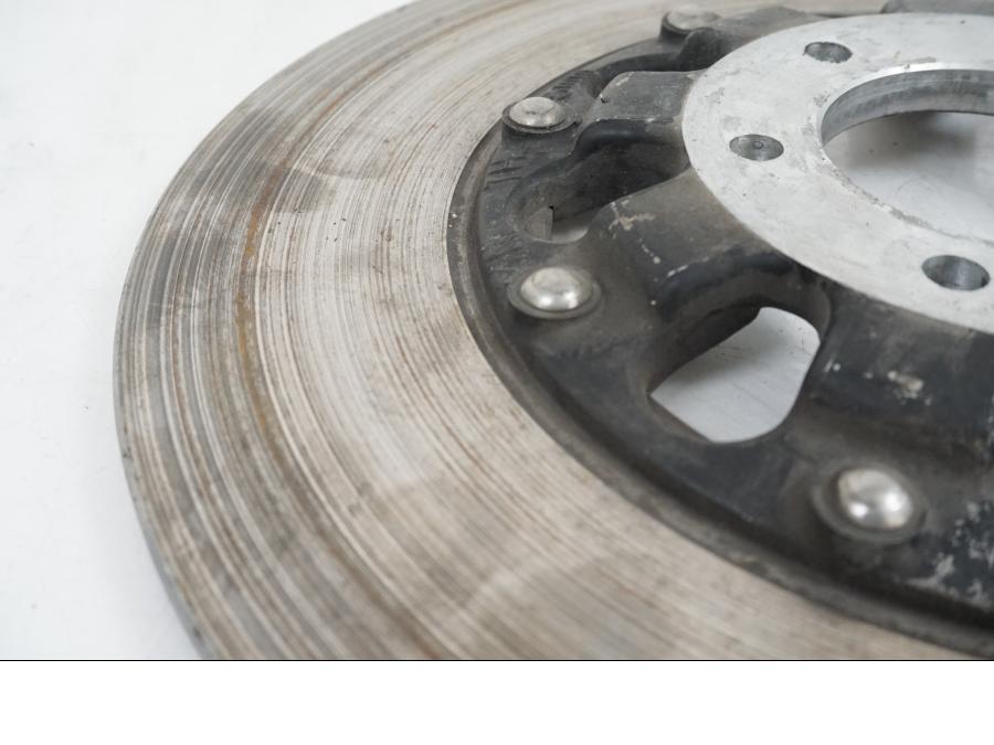 Snett uppifrån på Bromsskiva från en Suzuki GS 1000 -1978 motorcykel.