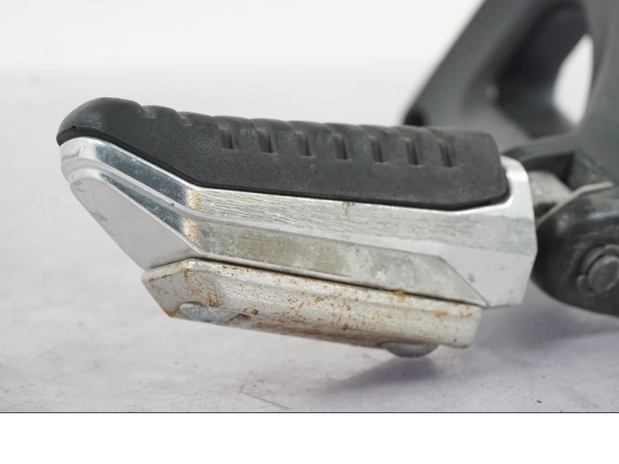 Vänster sida på Fotpinne från en Suzuki GSF 1250 -2010 motorcykel.