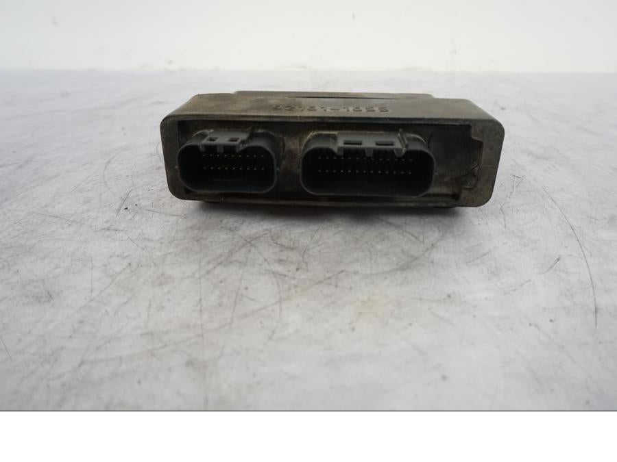 Snett uppifrån på CDI / ECU från en Kawasaki Versys 650 -2014 motorcykel.