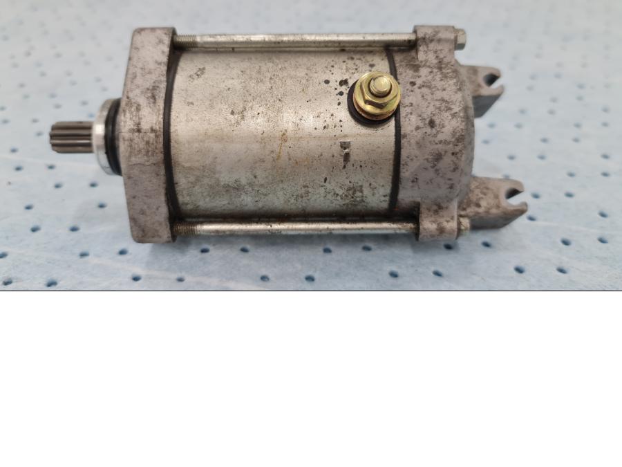 Framsidan på Startmotor från en Honda VT 1100 C -2000 motorcykel.