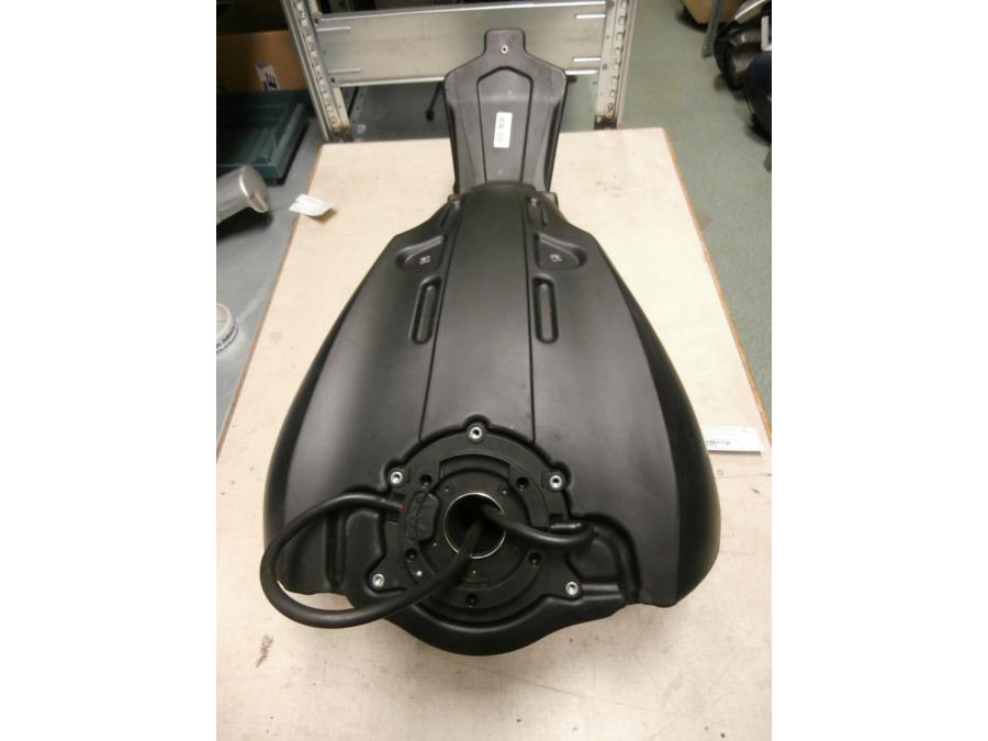 Vänster sida på Bensintank från en Ducati Monster 696 -2013 motorcykel.