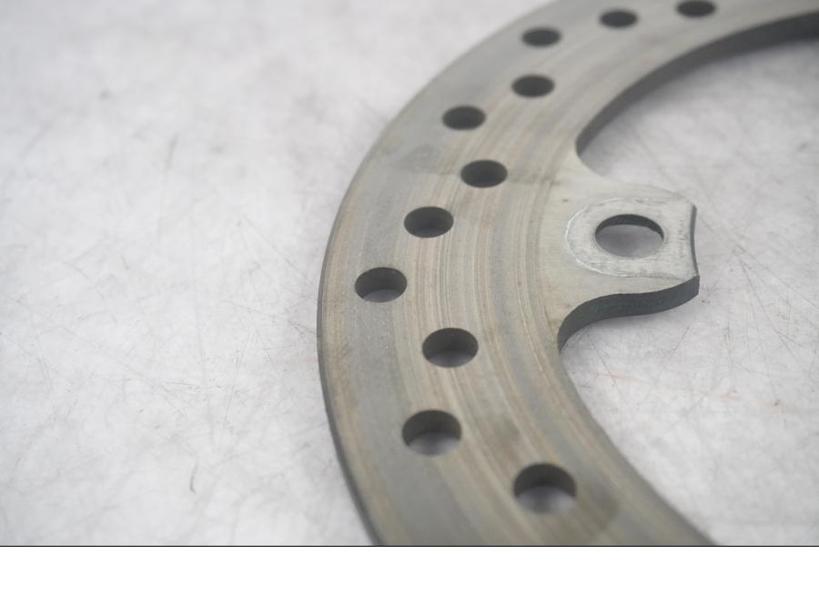 Vänster sida på Bromsskiva från en Triumph Daytona 600 -2003 motorcykel.