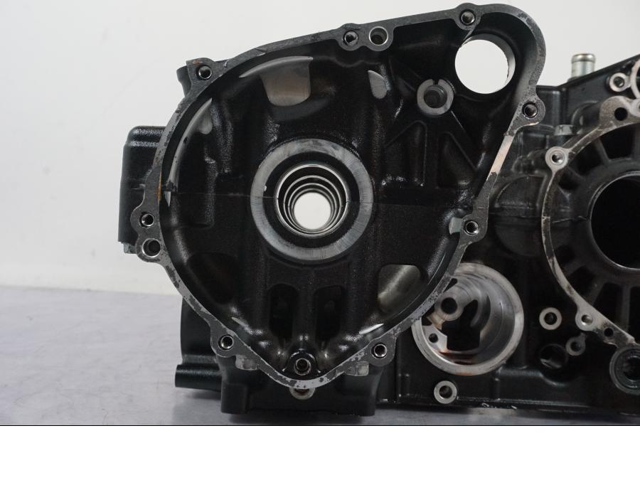 Snett nerifrån på Motorblock från en Kawasaki Z 900 -2019 motorcykel.