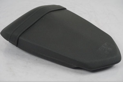 Höger sida på Sadel från en KTM 1290 Super Duke R -2015 motorcykel.