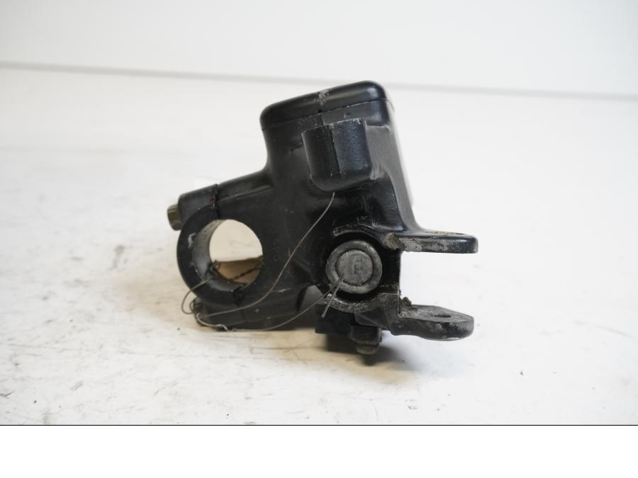 Baksidan på Bromshuvudcylinder från en Honda CB 600 Hornet -2001 motorcykel.