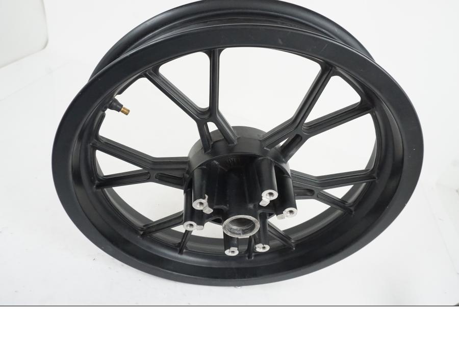 Snett nerifrån på <p>Fälg bak till GENERISK 50 2T 2009 i bra skick, har små repor, se bilder</p> motorcykel.