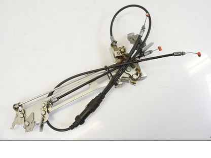 Snett uppifrån på Sadellåsmekanism från en Honda NT 700 -2008 motorcykel.