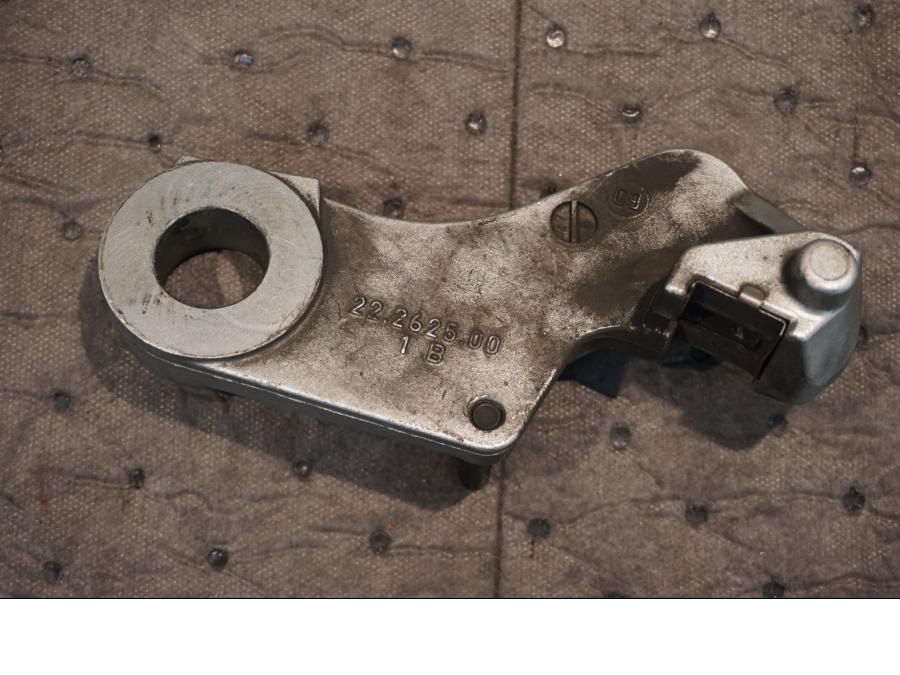 Baksidan på Bromsoksfäste från en KTM 690 SMC -2009 motorcykel.