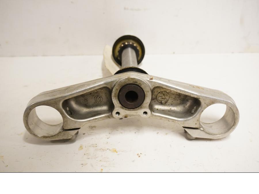 Baksidan på Gaffelkrona från en Yamaha BT 1100 -2004 motorcykel.