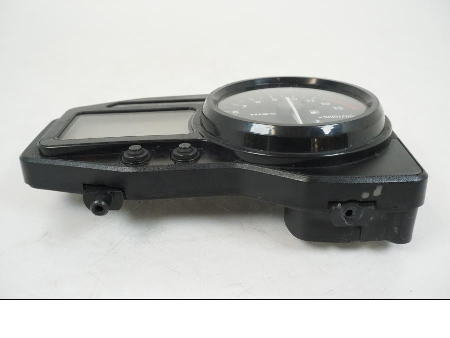 Baksidan på <p>Instrumentpanel till Honda CBR 900 RR 2000.</p>

<p>Lite lacksläpp se bild 3.</p>

<p>Samt att fäste är avbrutet se bild 2 och 3.</p>

<p>Fäste på baksidan avbrutet se bilder.</p>

<p>Samt stor bit har brutits av se sista bilden.</p>

<p>Repor.</p>

<p>Okej skick.</p> motorcykel.