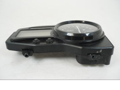 Baksidan på <p>Instrumentpanel till Honda CBR 900 RR 2000.</p>

<p>Lite lacksläpp se bild 3.</p>

<p>Samt att fäste är avbrutet se bild 2 och 3.</p>

<p>Fäste på baksidan avbrutet se bilder.</p>

<p>Samt stor bit har brutits av se sista bilden.</p>

<p>Repor.</p>

<p>Okej skick.</p> motorcykel.